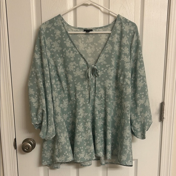 torrid Chic Green White Floral Tie-Front Top Hi-Lo Babydoll Waist Size 12 - Picture 1 of 9